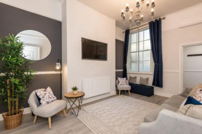 Spacious L1 Georgian Seel Street 3 Bedroom Townhouse, Sleeps 10 people!
